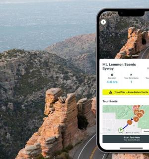 两部手机，可以看到山景