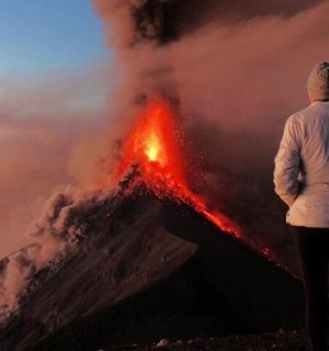 站在火山前的人