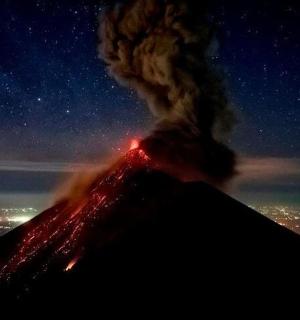 夜晚冒烟的火山