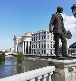 站在桥上的男人雕像