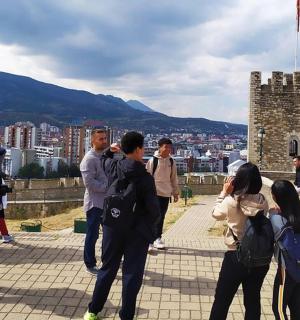 一群人站在城堡顶上