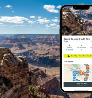 大峡谷里并排放置的两部手机