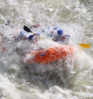 grupp inimesi parvel vees