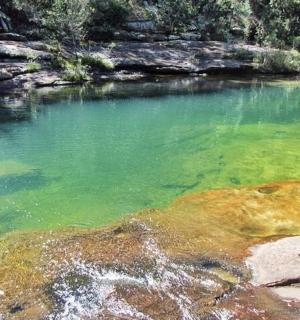 mėlynai žalio vandens telkinys upėje