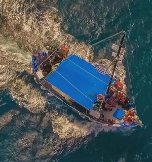 ein Boot, das im Wasser im Ozean schwimmt