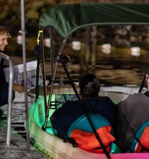 skupina lidí sedících na malé lodi