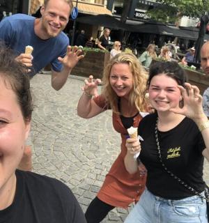 一群人拿着冰淇淋合影