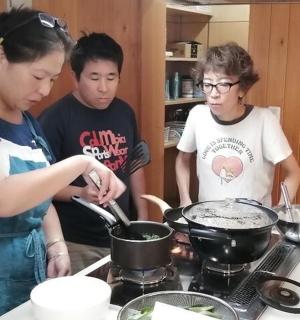 一群人在厨房准备食物