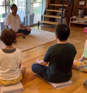 一群人在瑜伽课上坐在地板上