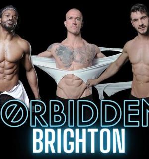 三个男人坐在浴缸里的照片