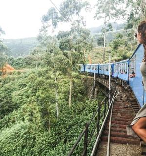 一名女子正望着火车窗外