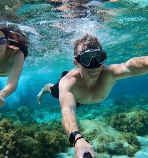 muž a žena plavající ve vodě