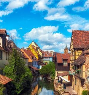 widok na rzekę w mieście z budynkami