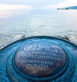 frisbee před vodní plochou