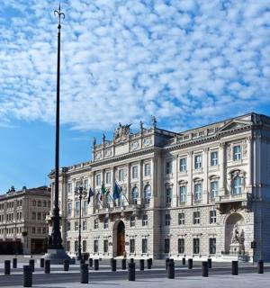 velká budova s tyčí před ní