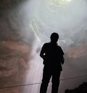 一名男子站在墙前