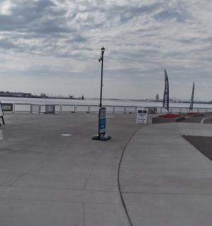 pouliční lampa na chodníku vedle vody