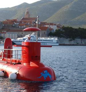 水中的一艘红色小船