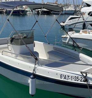 ein Boot liegt mit anderen Booten in einem Hafen vor Anker