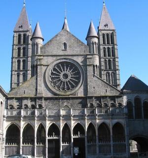 一座有钟楼的大楼