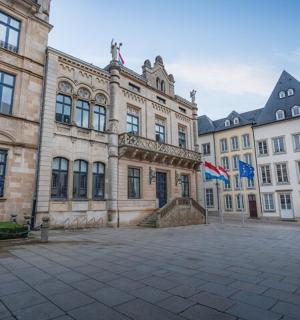 ein großes Gebäude mit einer Flagge davor