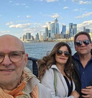 三个人站在水边