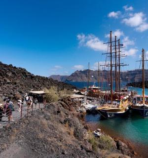 en grupp människor som går på en brygga nära båtar