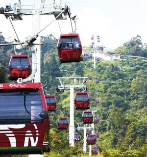 滑雪缆车上的一组红色电车