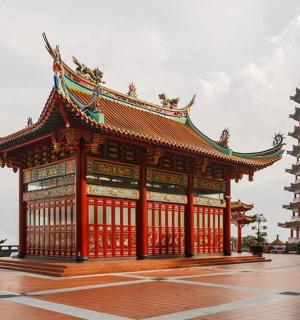 庭院里有两座塔楼的建筑