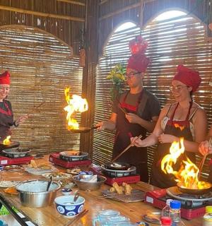 一群人站在厨房里准备食物