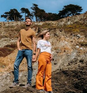 muž a žena stojící na hoře