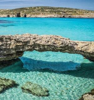 velká plocha modré vody s kamenným mostem