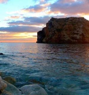 skupina skal ležících na břehu vodní plochy