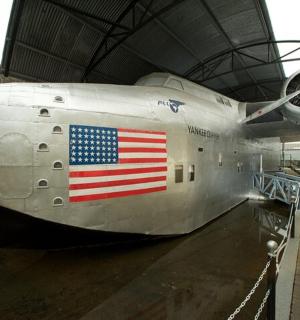 一架侧面挂着美国国旗的飞机