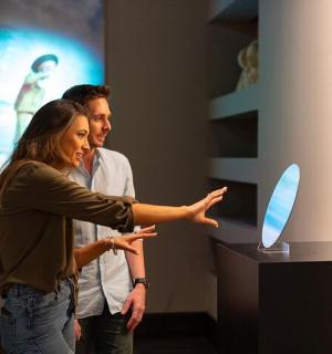 мужчина и женщина указывают на произведение искусства