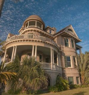 一栋前面有棕榈树的大房子