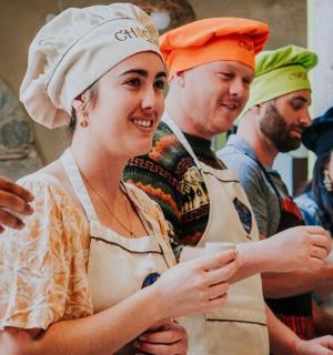 skupina lidí v kuchařských kloboucích stojících pohromadě