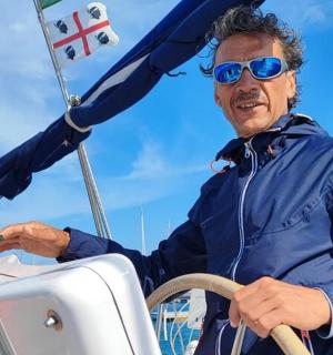 一名戴着墨镜的男子在船上