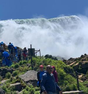skupina lidí stojící před vodopádem