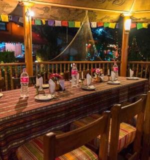 餐厅里的一张长木桌和几把椅子