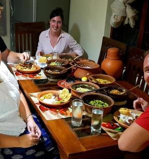 一群人围坐在桌旁吃饭