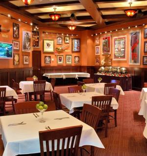 一家有白色桌椅、墙上挂着图画的餐厅