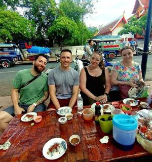 一群人坐在野餐桌旁