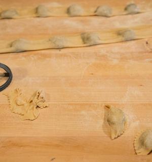 lupa na dřevěném prkénku