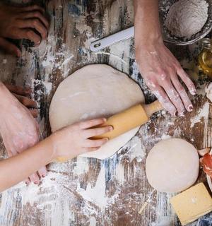 一群人在桌子上揉面团