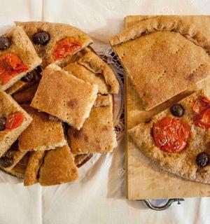 桌上有一盘披萨和饼干