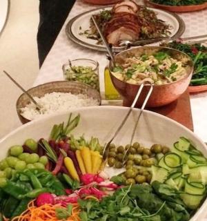 桌子上放着一碗蔬菜和其他盘子里的食物