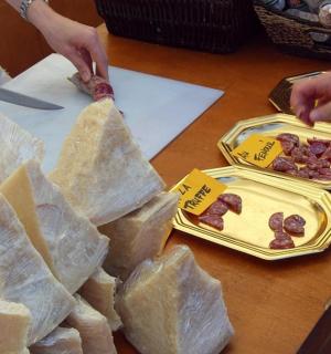 木桌上放着两盘食物和玉米饼