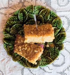 桌子上放着两块蛋糕的盘子