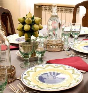 桌子上摆着盘子和酒杯